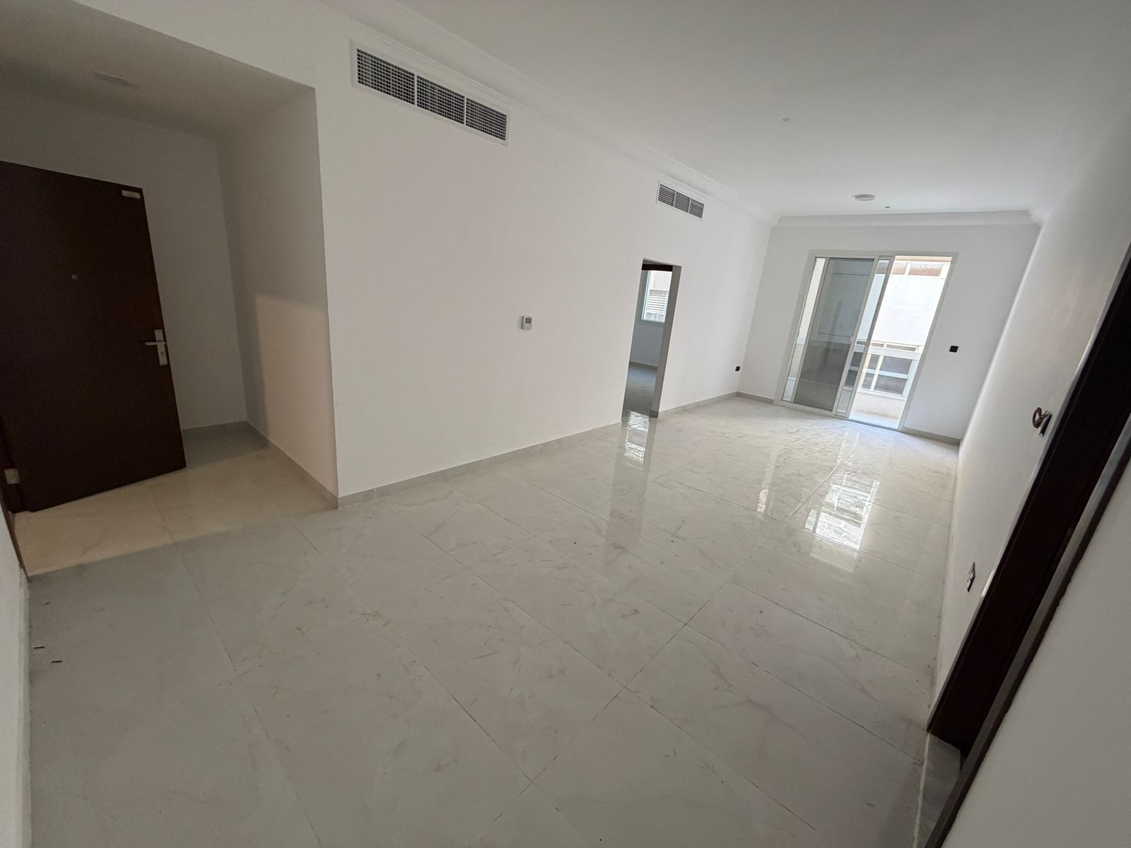 New building – First occupant – Spacious one-bedroom apartment – Master bedroom – Two bathrooms – Balcony with excellent views – Modern finishes