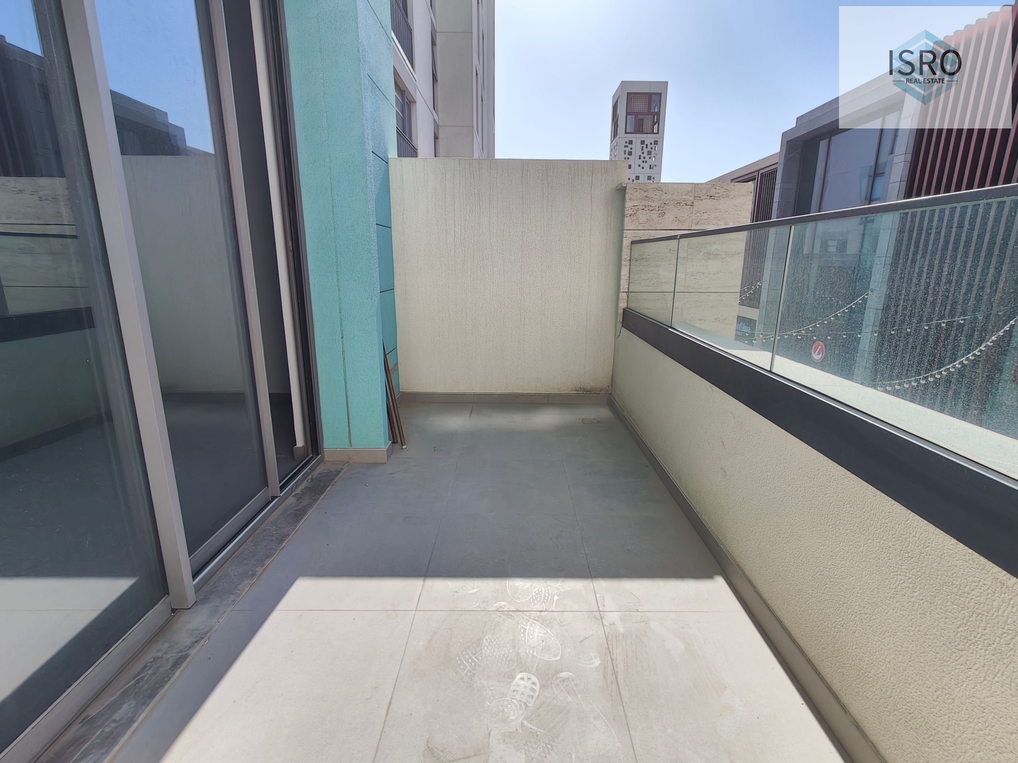 Studio||big balcony||bridge building|| 42k. 2 cheq.