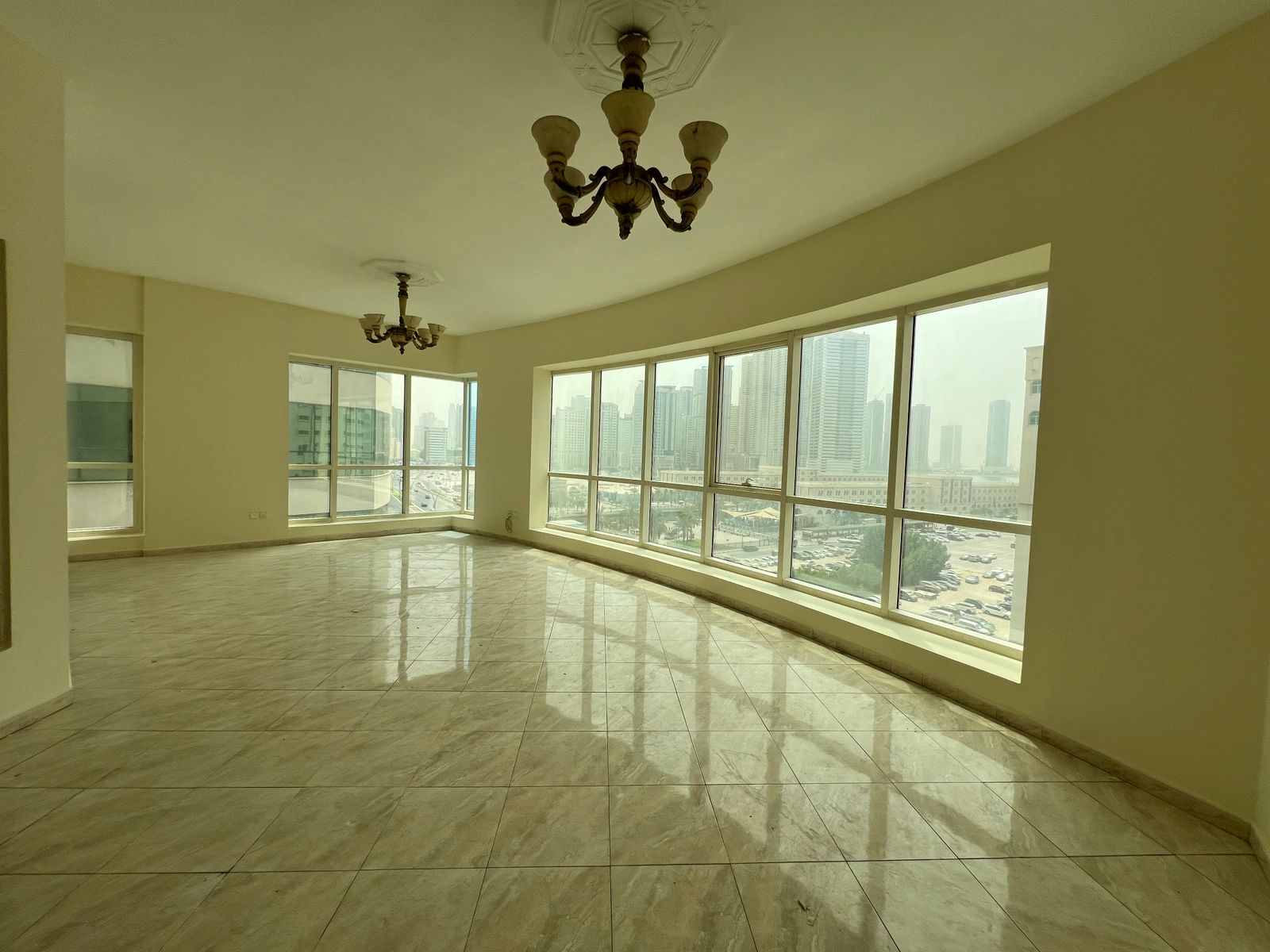 Free air conditioning • Free gym & swimming pool • Free maintenance service Three bedrooms and a living room with spacious layout and open view Maid’s