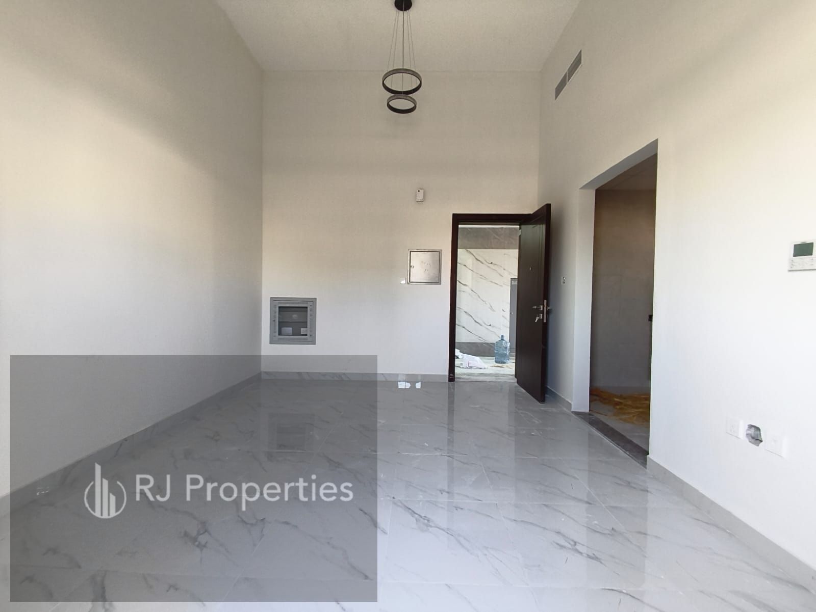 Luxury and very spacious studio with balcony with sapret kitchen just 35k
