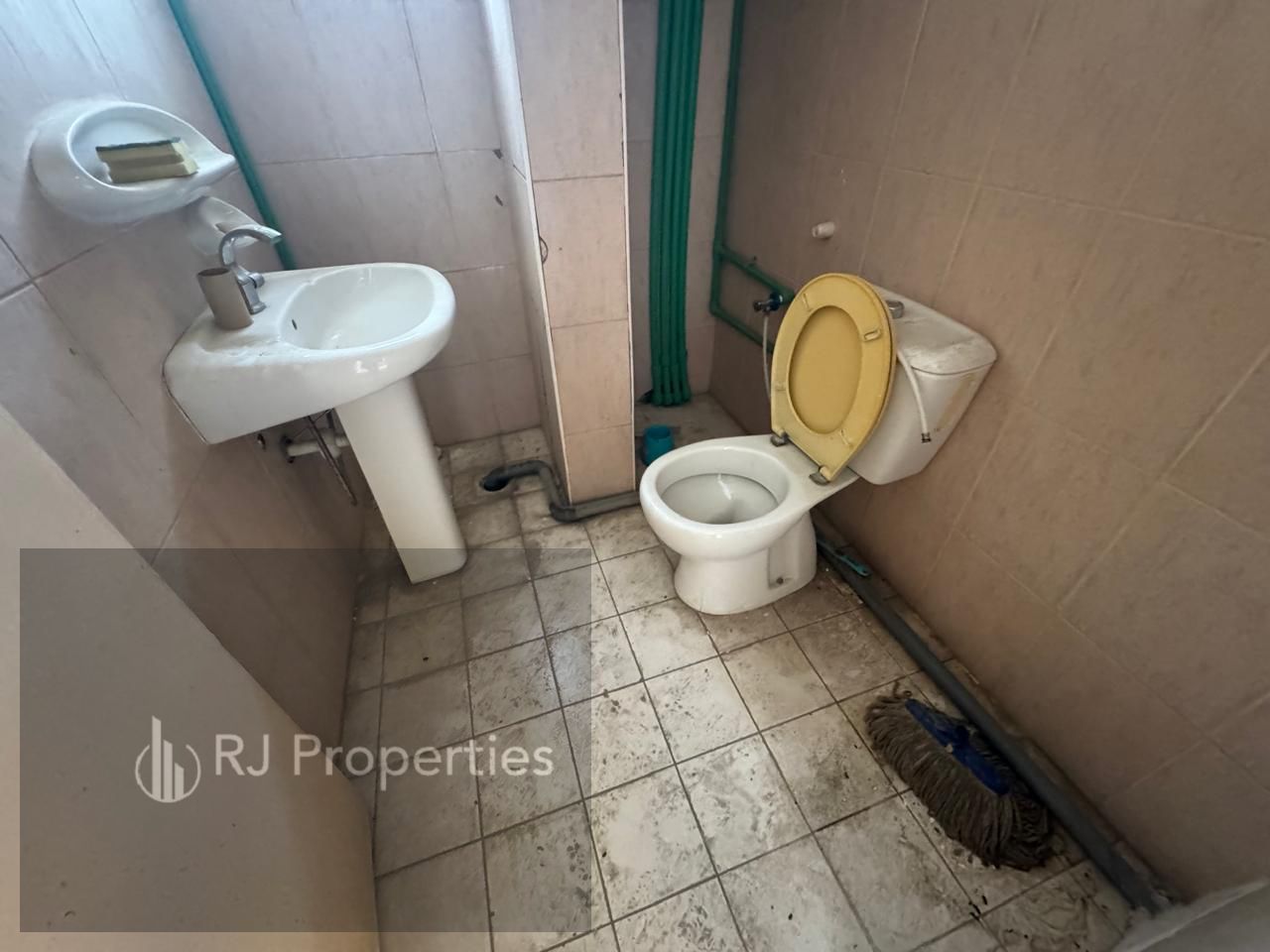 Hot OFFER LUXURY warehouse very prime lecation business area only for storage ready to move only jest 180k