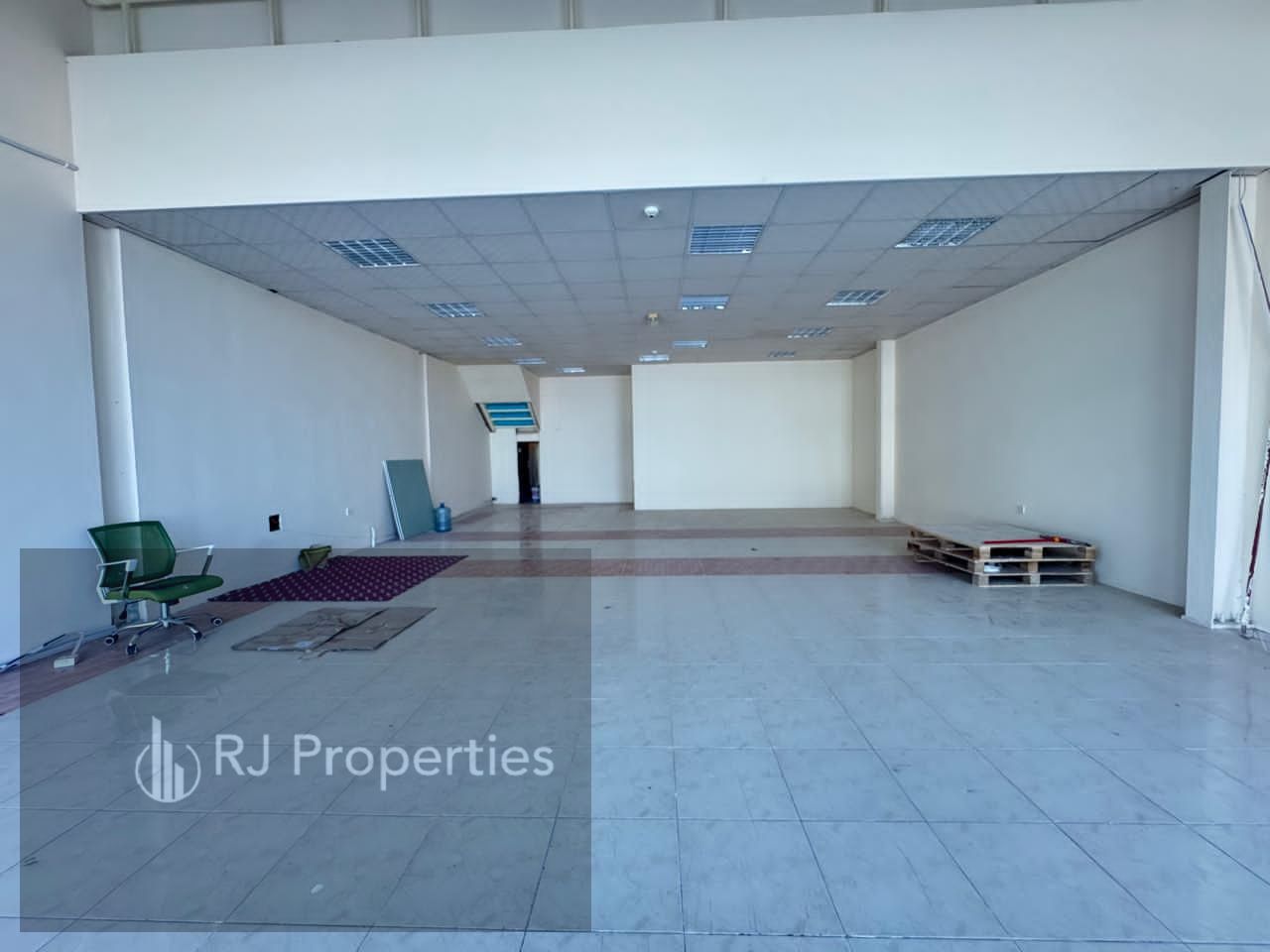 Hot OFFER LUXURY showroom with MAZZiNE FLOOR 38kw electricity power ready to move only jest 150k