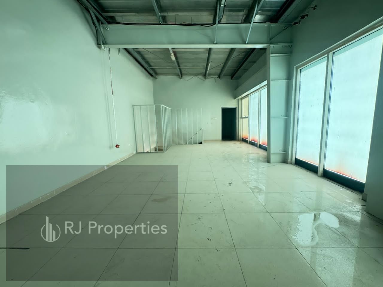 LUXURY showroom with MAZZiNE FLOOR business area ready to move only jest 125k