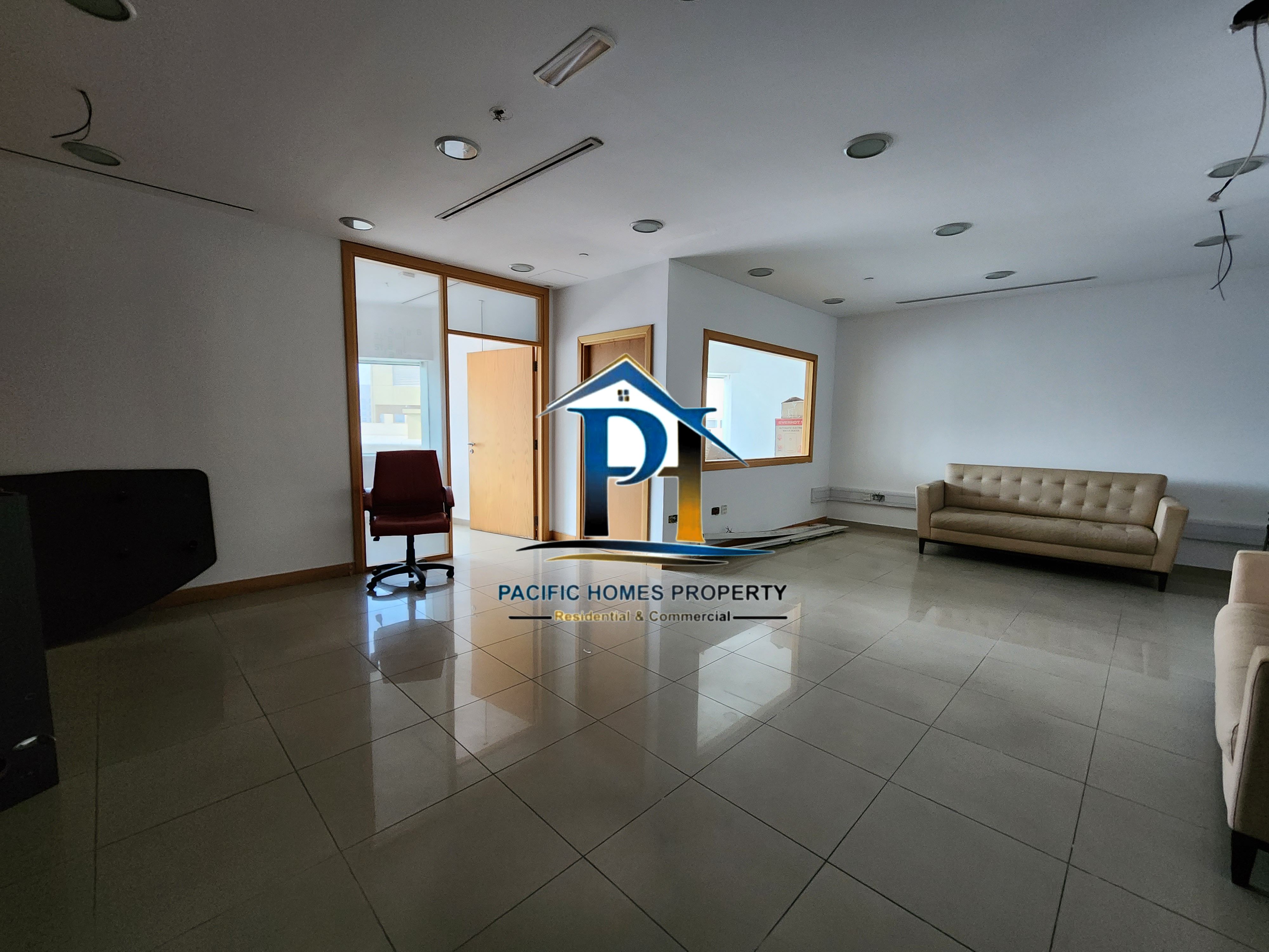 KILLER PRICE 5 MINUTES WALKING DISTANCE TO METRO| OFFICE WITH FREE PARKING | READY TO MOVE IN