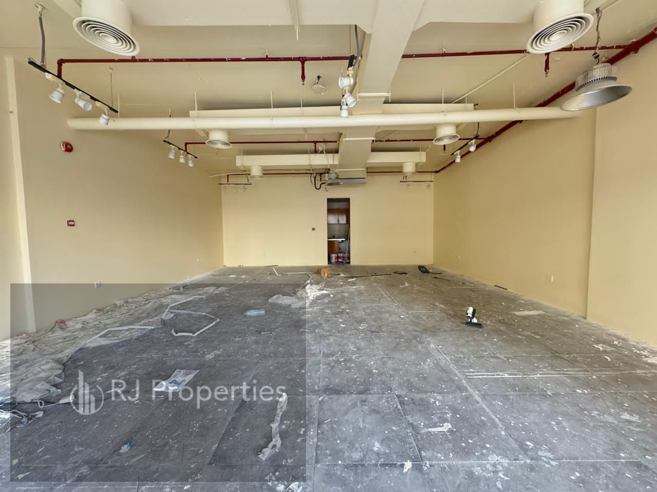 Hot OFFER LUXURY shop close to park very prime lecation business area ready to move only jest 100k