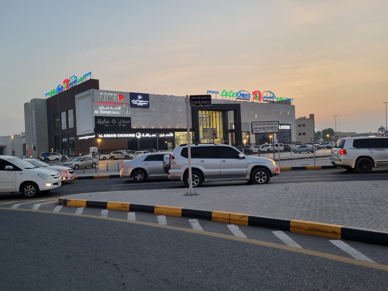 STAFF ACCOMIDATION COMPANY 50K 55K 4 BR HALL APARTMENT READY POSITION ON DHAIDH ROUNDABOT MAIN ROAD OPPOSITE LULU NEAR MAIN ROAD AREA NEAT N CLEAN