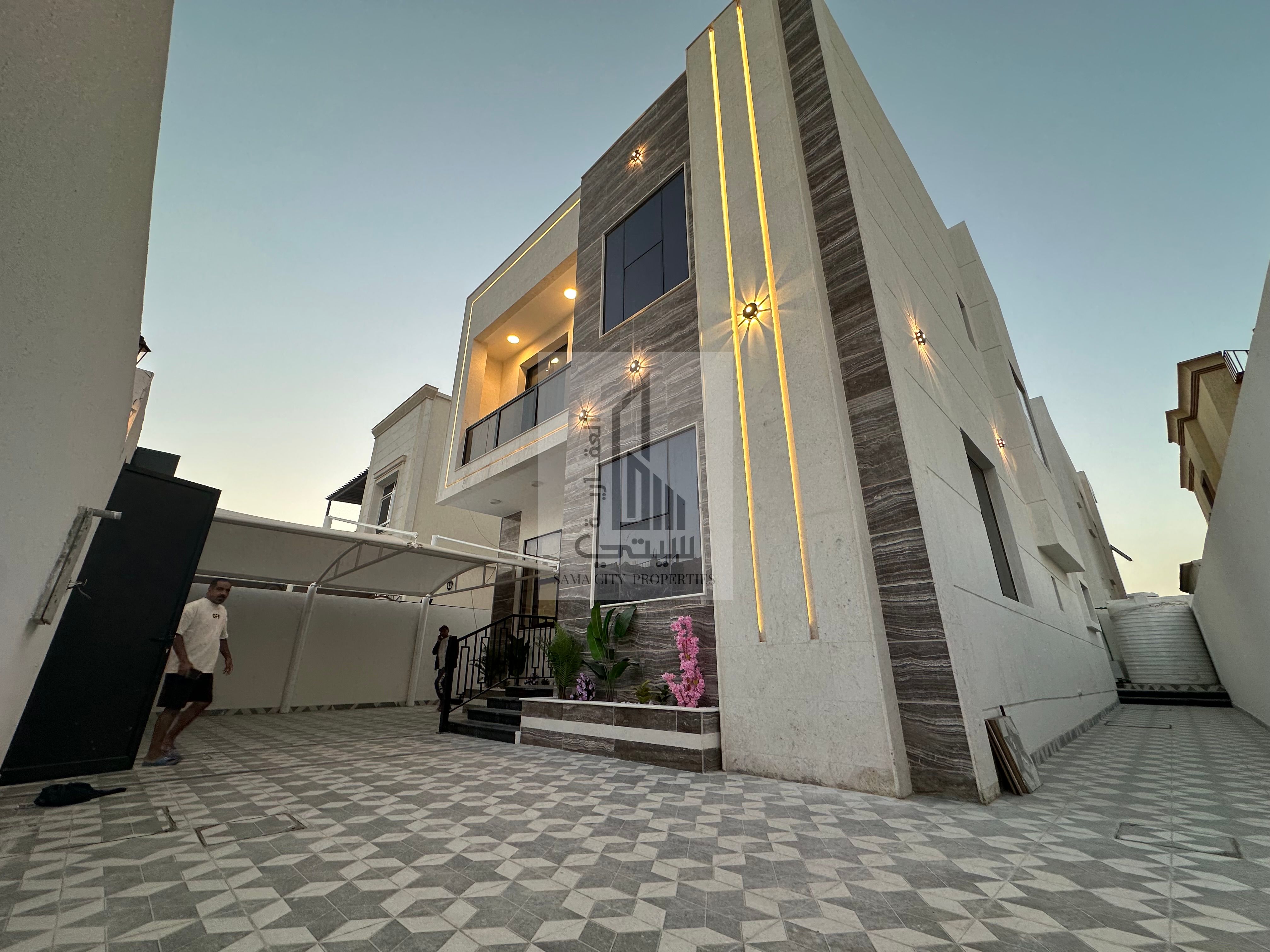 Luxury Modern Villa for Sale – Ajman, Al Zahiyah, behind Al Qabail Mall 3 Master Bedrooms Majlis Living Room Maid's Room Directly on the main road Freehold for life for all nationalities Bank financing up to 25 years Ready to move in immediately