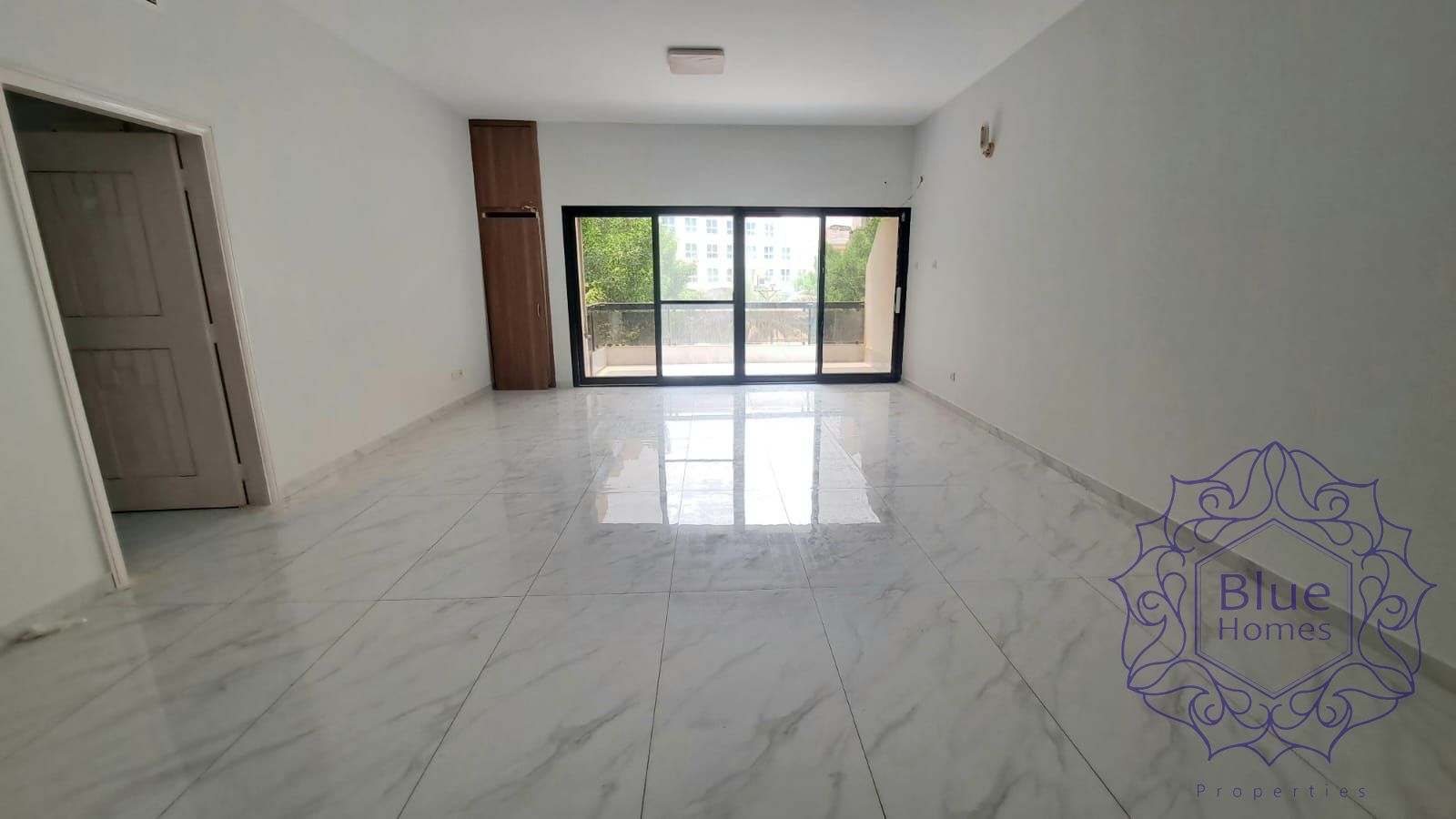 New renovations ! 2BR Lavish spacious Huge Hall& room Dubai frame view oud metha
