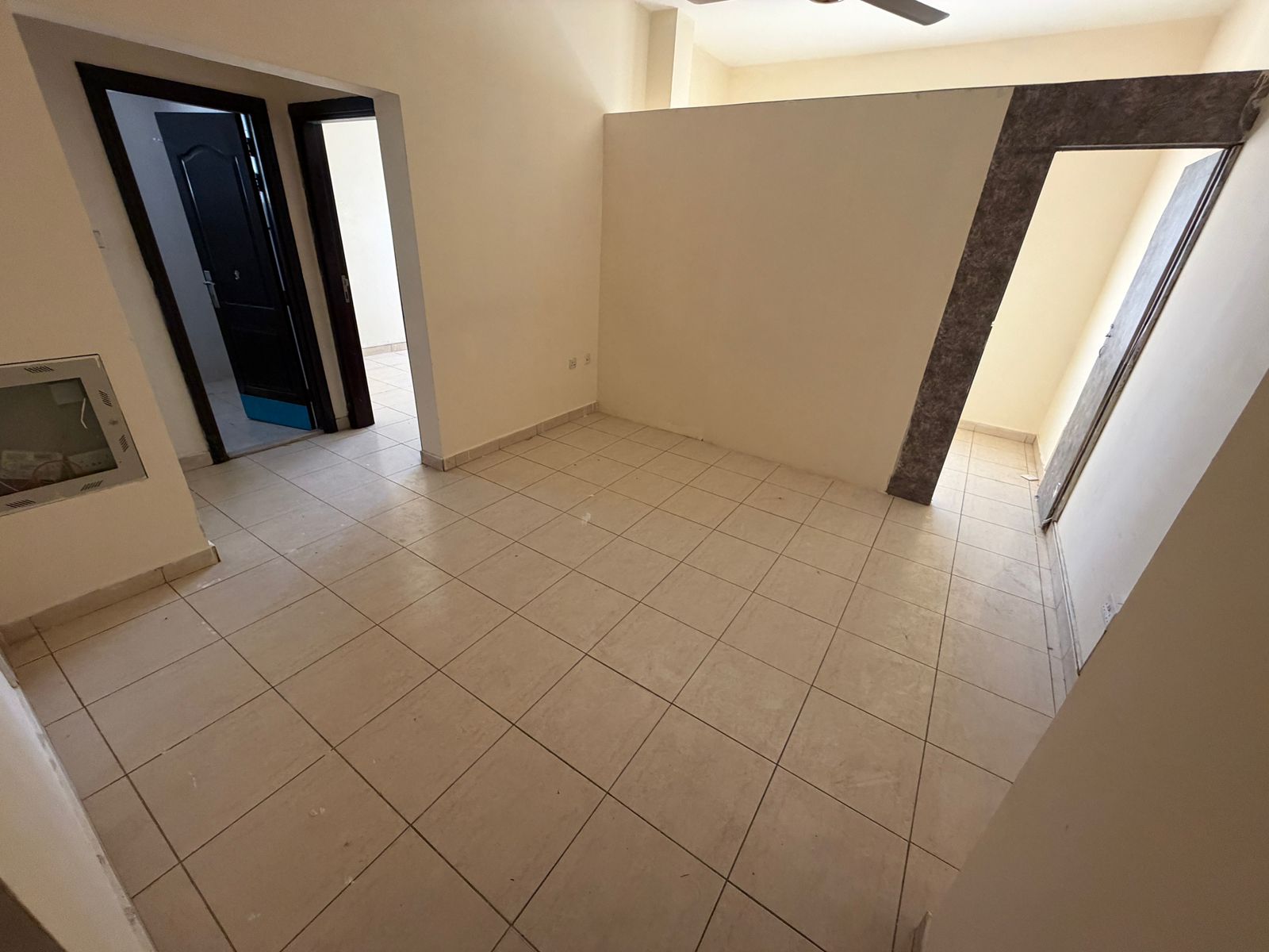 One bedroom and living room, split air conditioning, family building, maintenance included, close to all services.