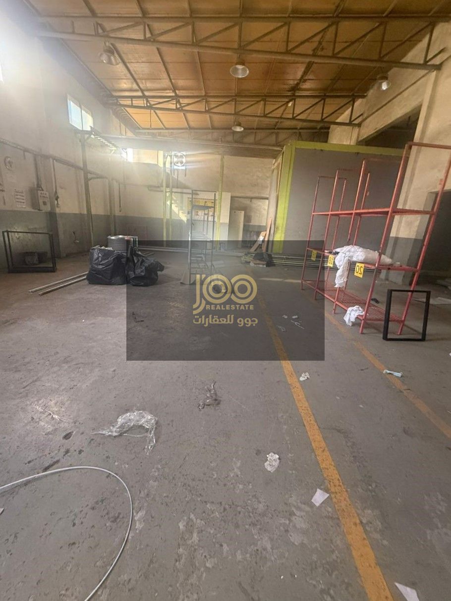 Rental is available on the condition that three warehouses are rented together. Electricity: 12.5
