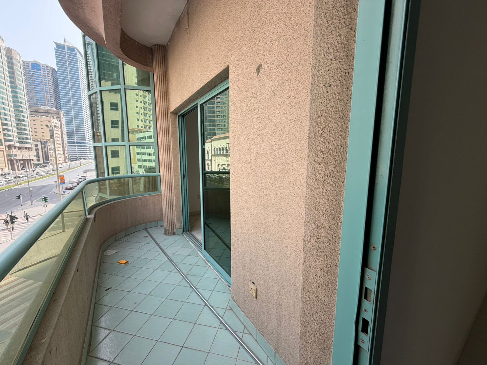 Spacious 2-bedroom apartment with large living room, balconies in all rooms, AC distributor by owner, family building, super deluxe, open view