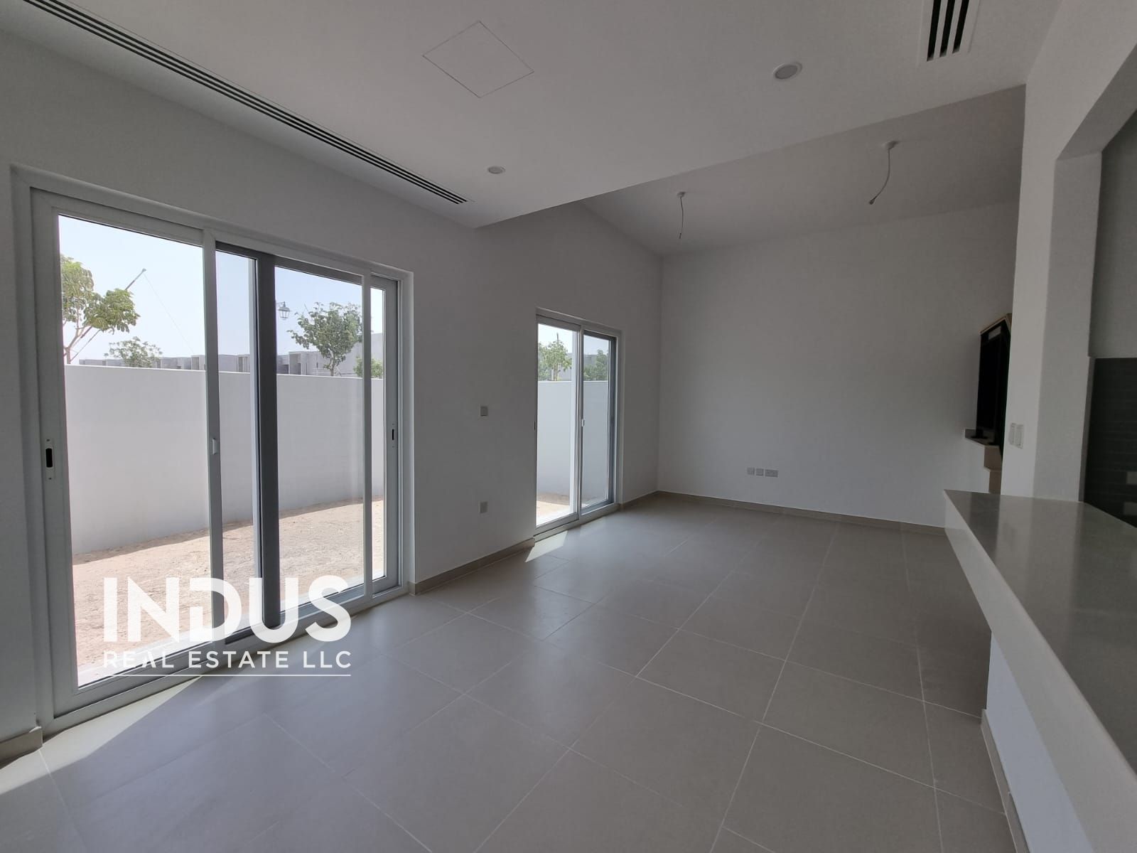 Single Row | Vacant | End unit | 4Br + Maid