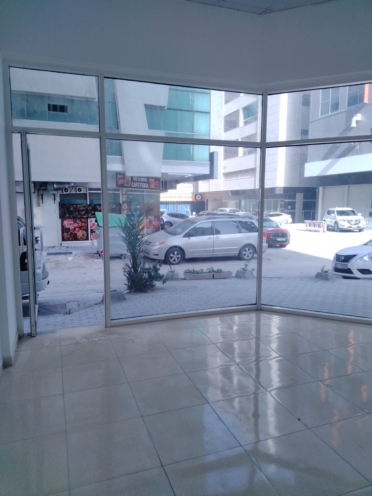 Spacious commercial shop / open panoramic view / secret glass facade / close to all central services