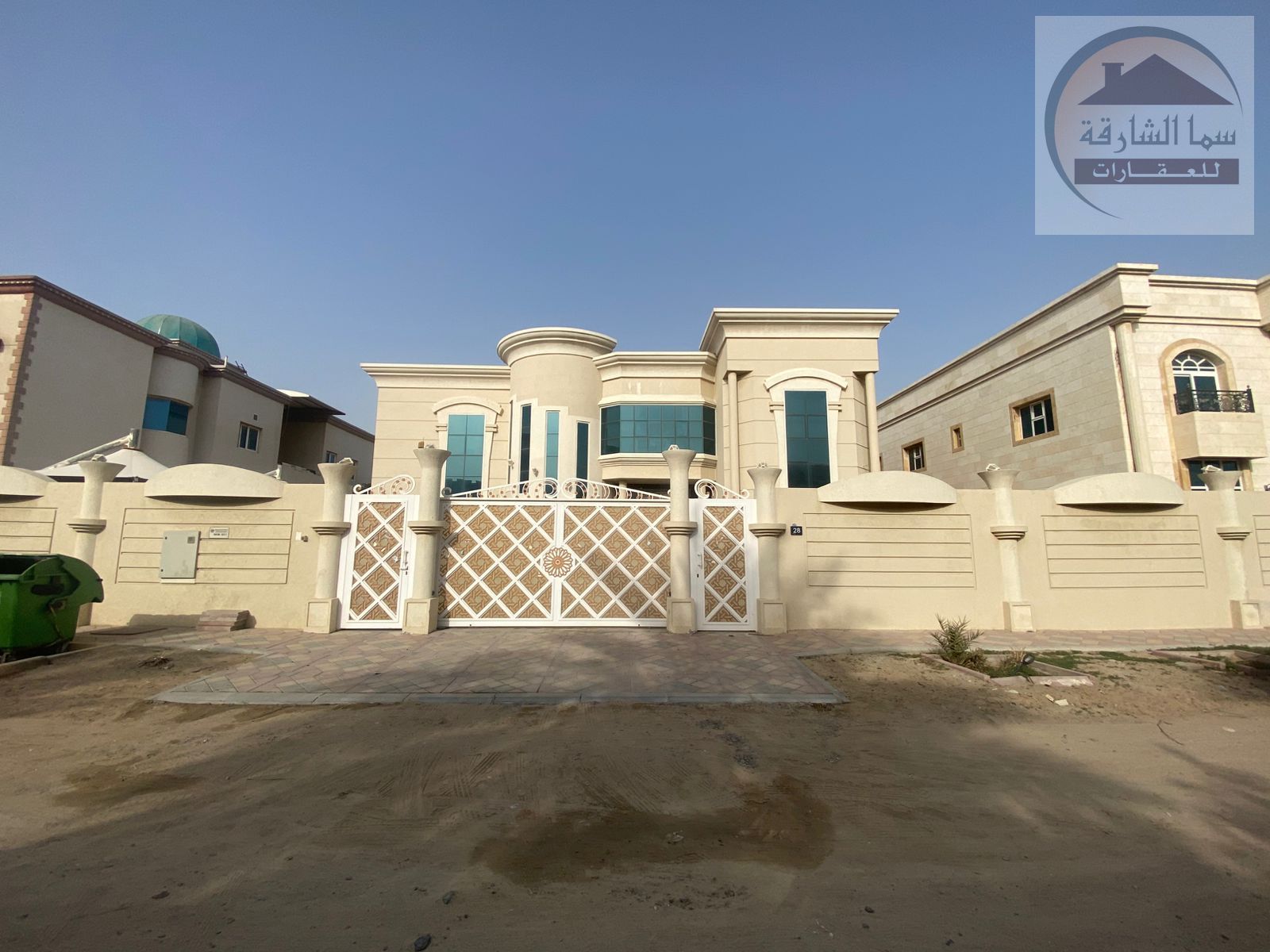 For sale: a villa in the Emirate of Sharjah, Al Yash area. Very clean villa, prime location, close to services and City Center Al Zahia.