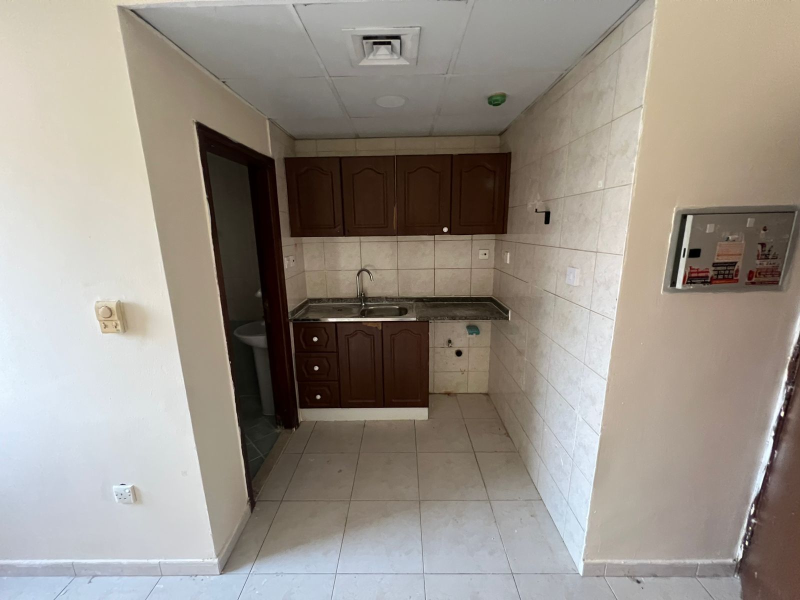 Studio apartment with separate kitchen, central air conditioning, and maintenance provided by the owner. Close to amenities.