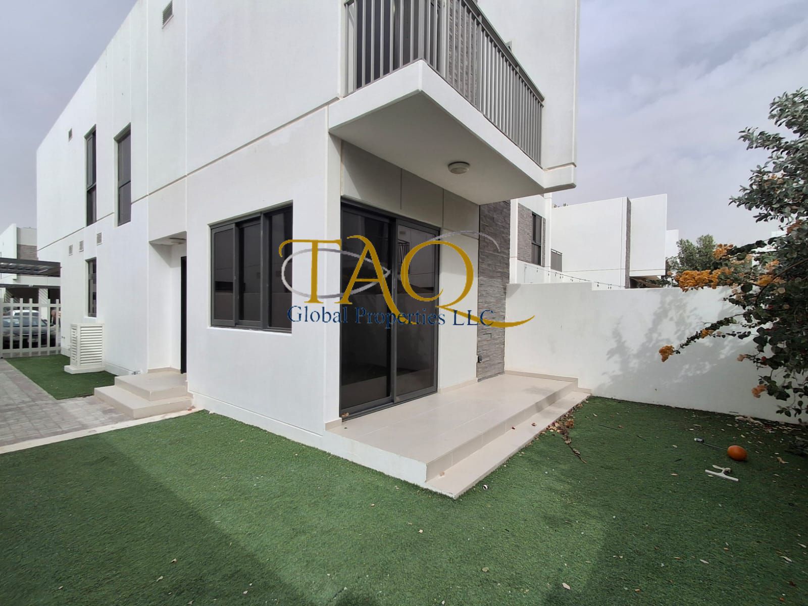 VACANT CORNER 3BR+MAID TOWNHOUSE FREE HOLD GATTED COMMUNITY
