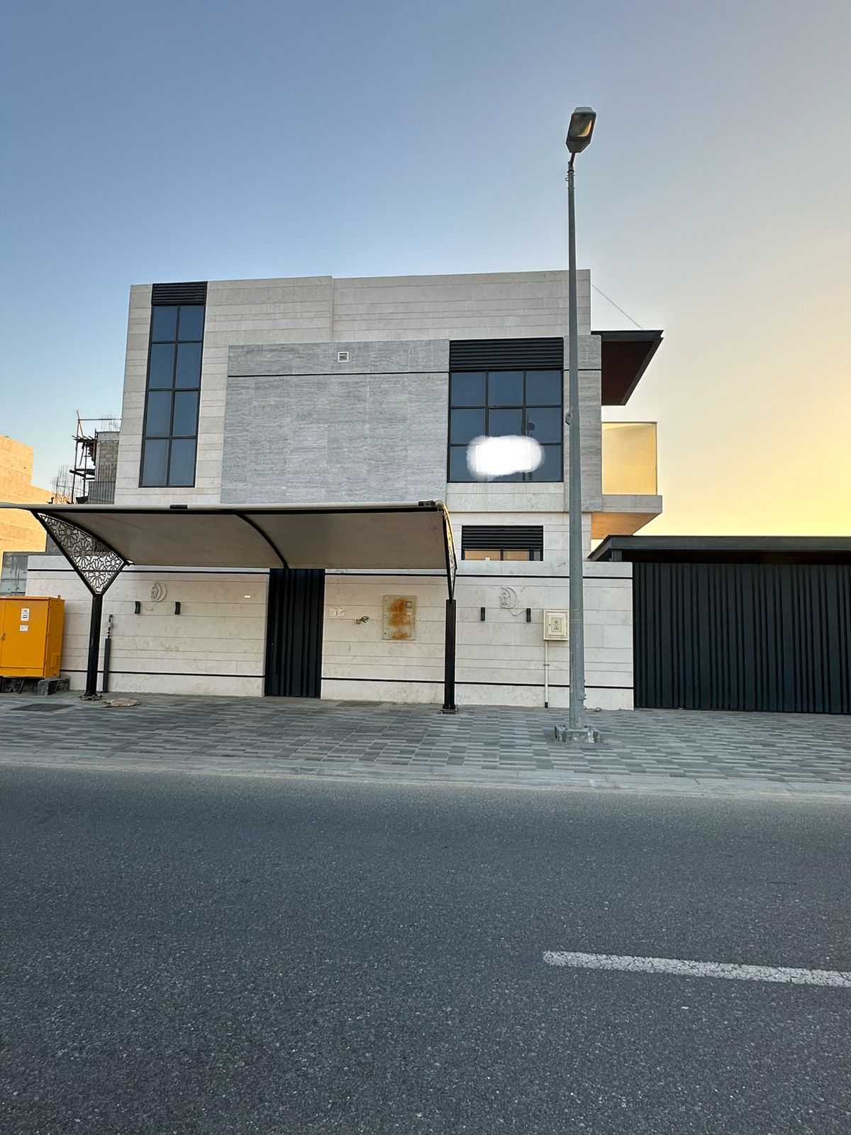 Villa for rent in Al Hooshi area, Sharjah. It consists of 4 master bedrooms, a living room, a majlis (formal sitting room), a maid's room, and a kitchen. Annual rent is AED 180,000 (negotiable).
