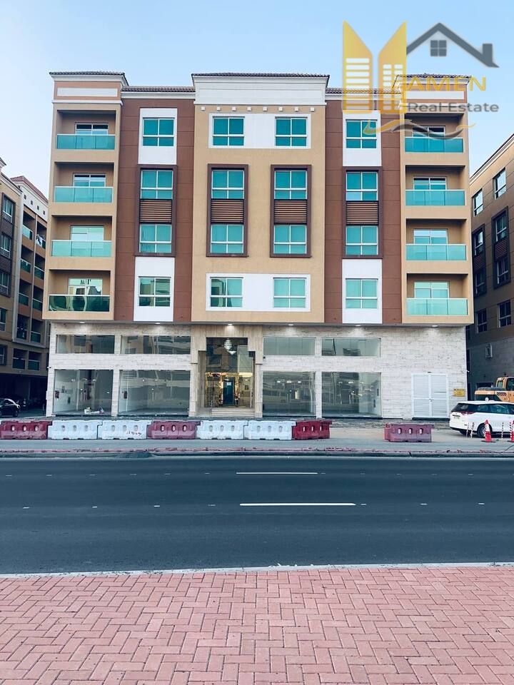 Prime Location – 3BR Opposite Schools, Main Road View