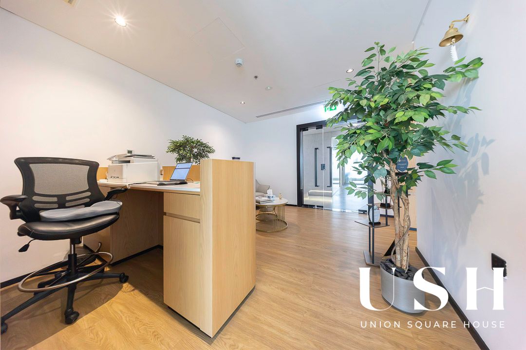 Fitted/ Unfurnished/ Upgraded Floor / Vac Mar 15