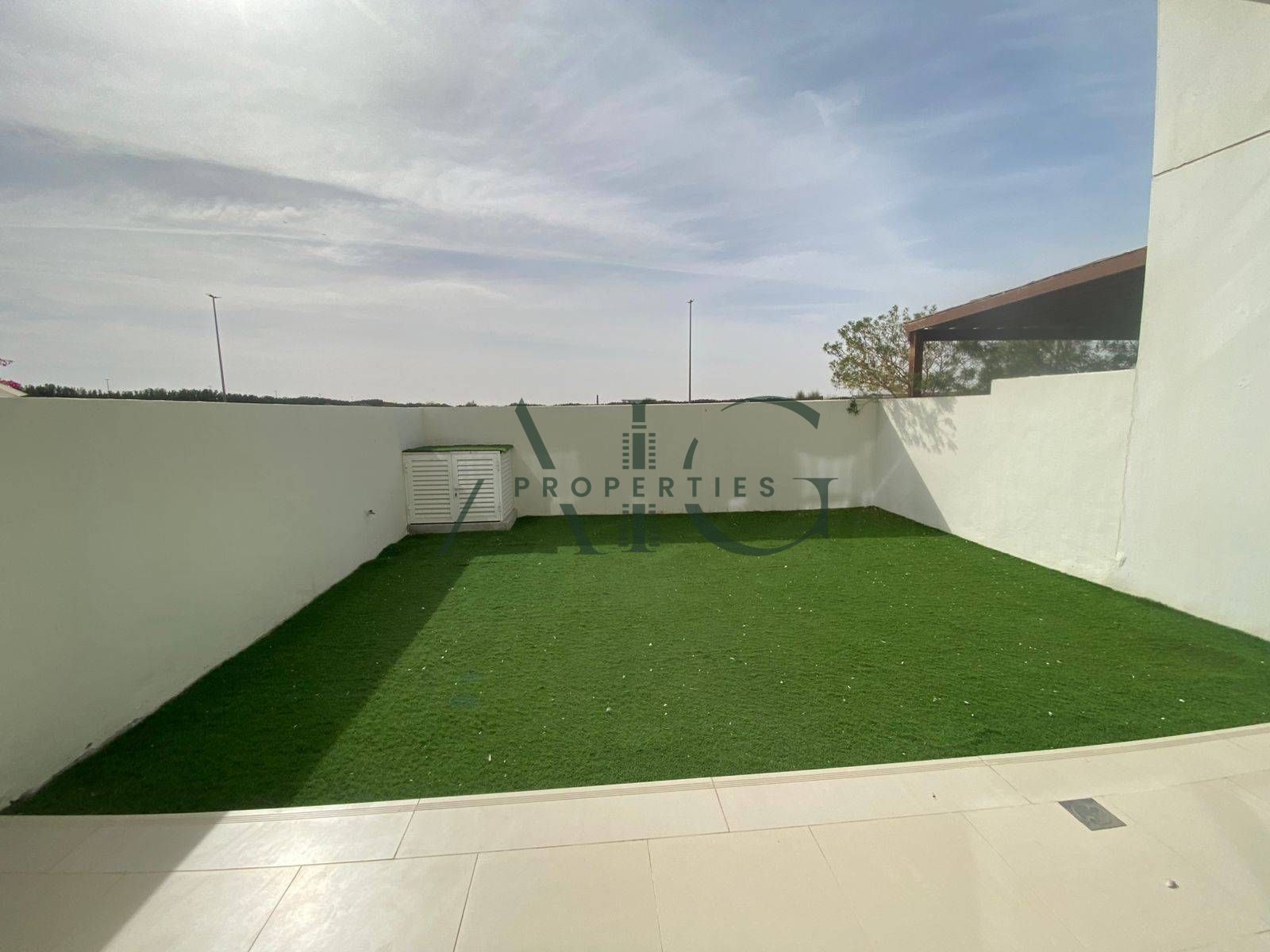 Spacious Townhouse | Single Row | Road View
