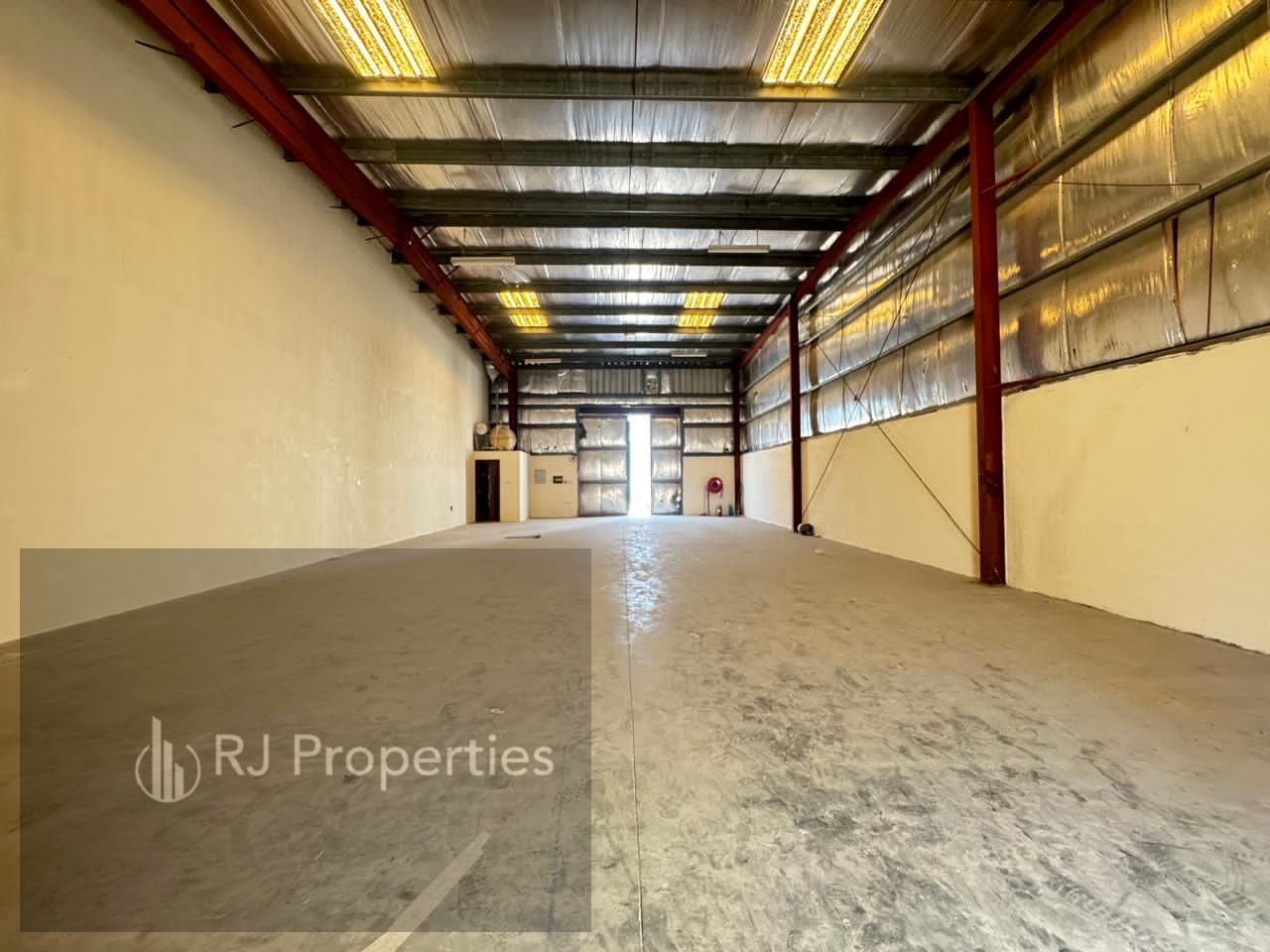 LUXURY warehouse very prime lecation business area ready to move for storage only 140k