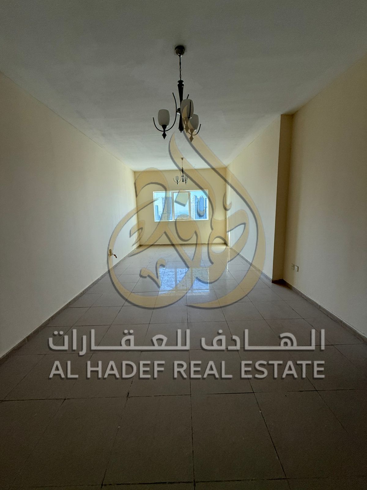 Three bedrooms and a living room, free air conditioning, with parking in a strategic location, with a separate lounge and hall, first row on the Corni