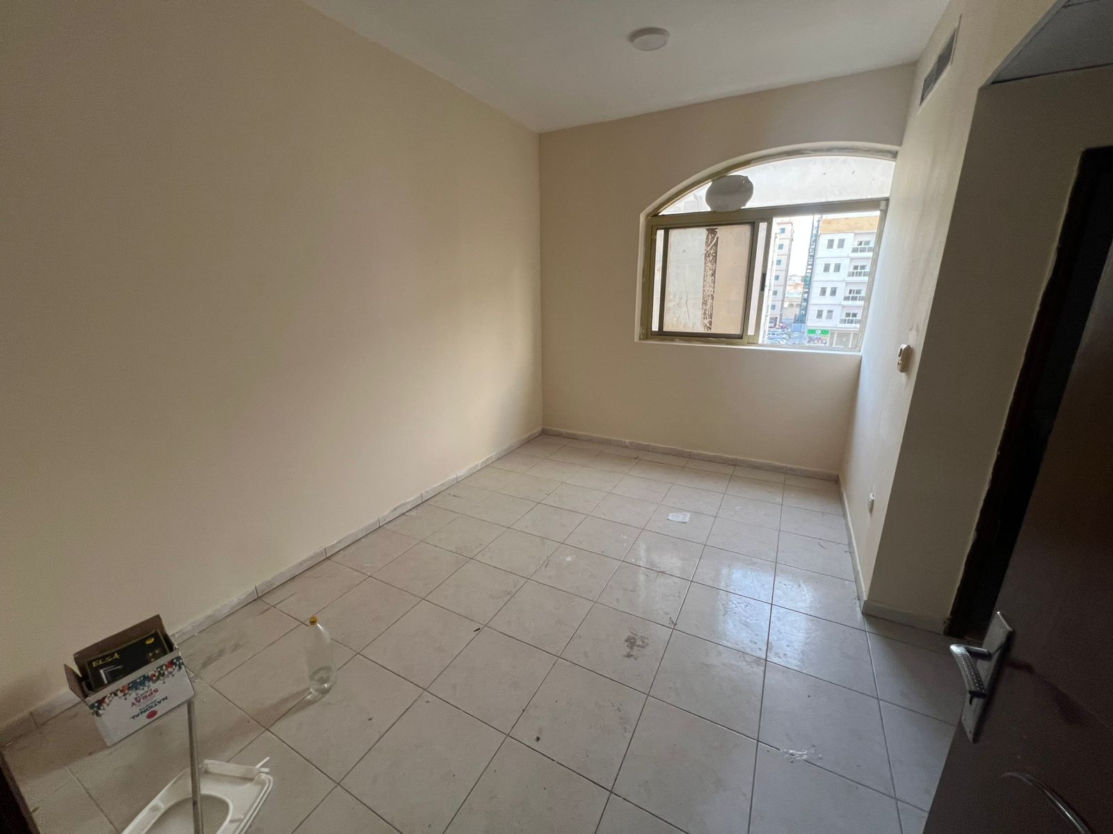Studio apartment for annual rent in Al Hamidiya, Ajman, with a large area and a very prime location near all services such as restaurants and markets.