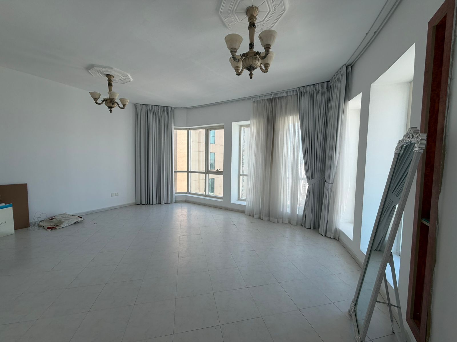 Free air conditioning, one month free, built-in wardrobes, 2 bathrooms, open view, prime location.