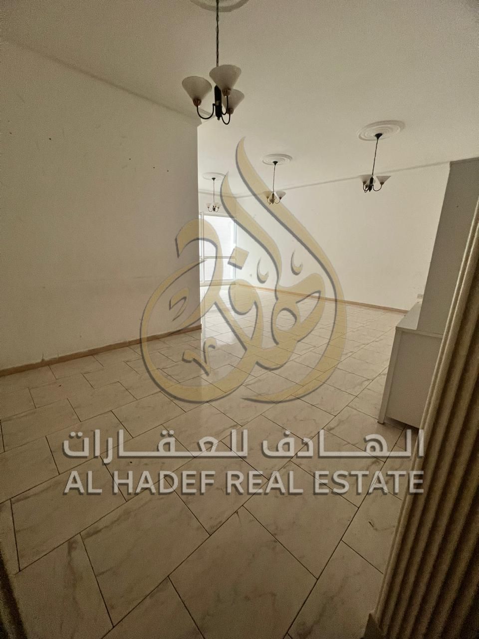 Three-bedroom apartment with a living room, free air conditioning, free gym, one free extra month, free parking.
