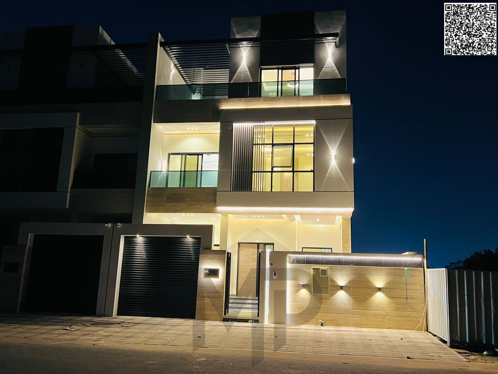 Townhouse with 3 floors, located in a school zone, with elevator.