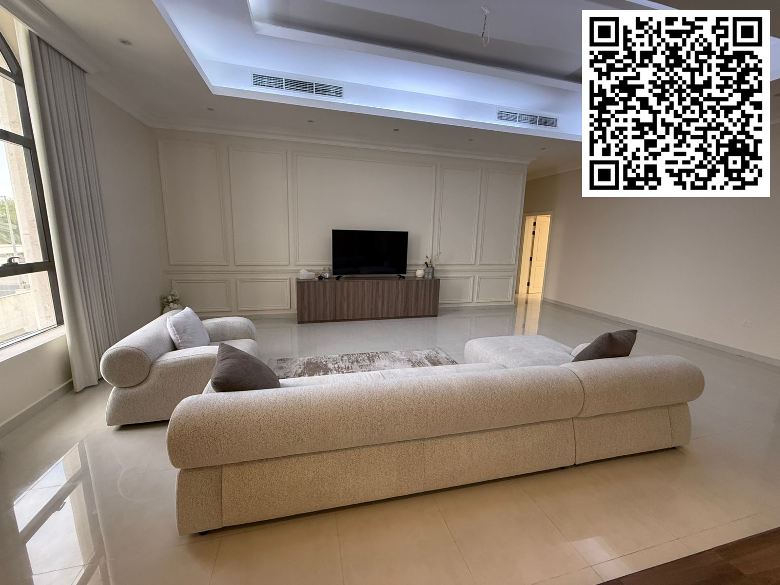 For sale: Villa with custom finishing – Sharjah / Al Tarfa area. Land area: 18,000 sq ft. Villa age: 6 years. Prime location in Sharjah.