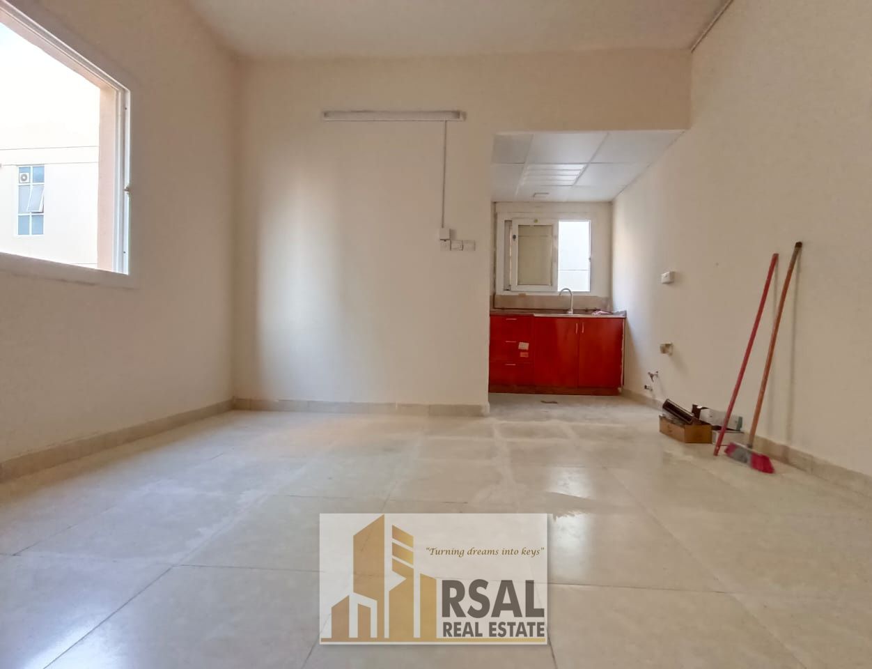 Specious Studio/Family Building/Near Ambassador School
