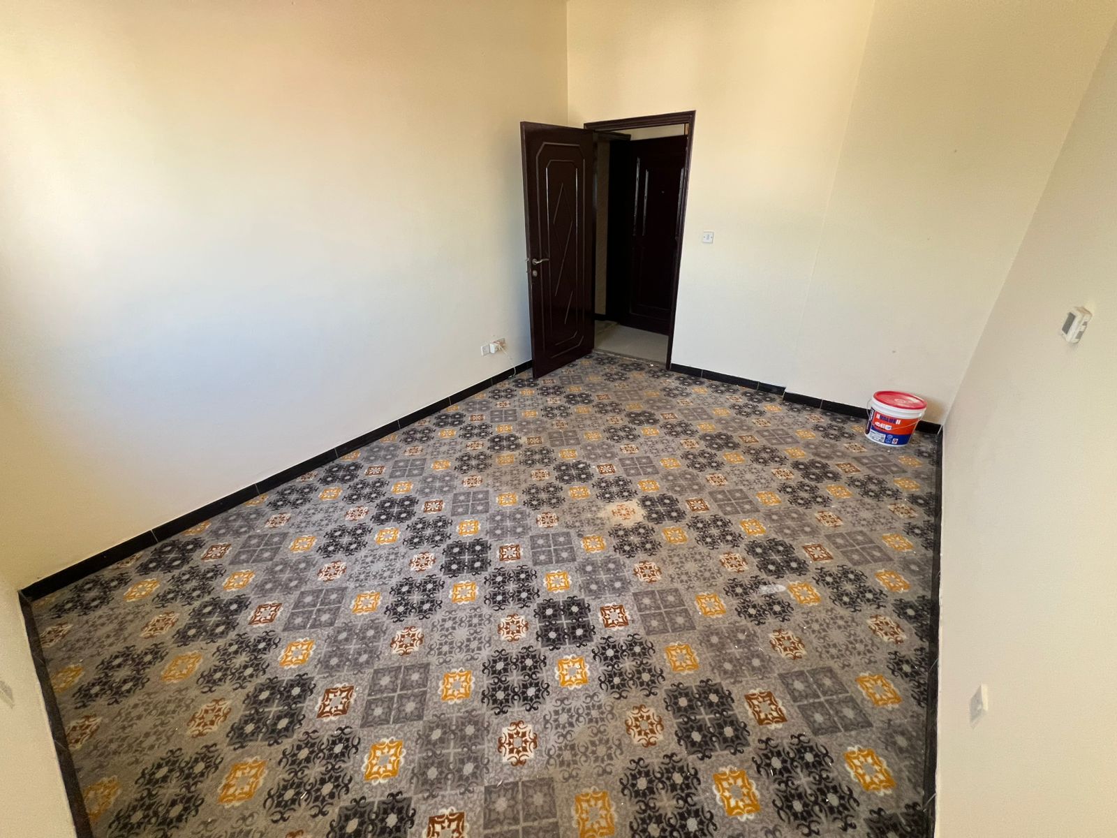 Studio apartment with separate kitchen, central air conditioning, regular maintenance, family building, close to all services.