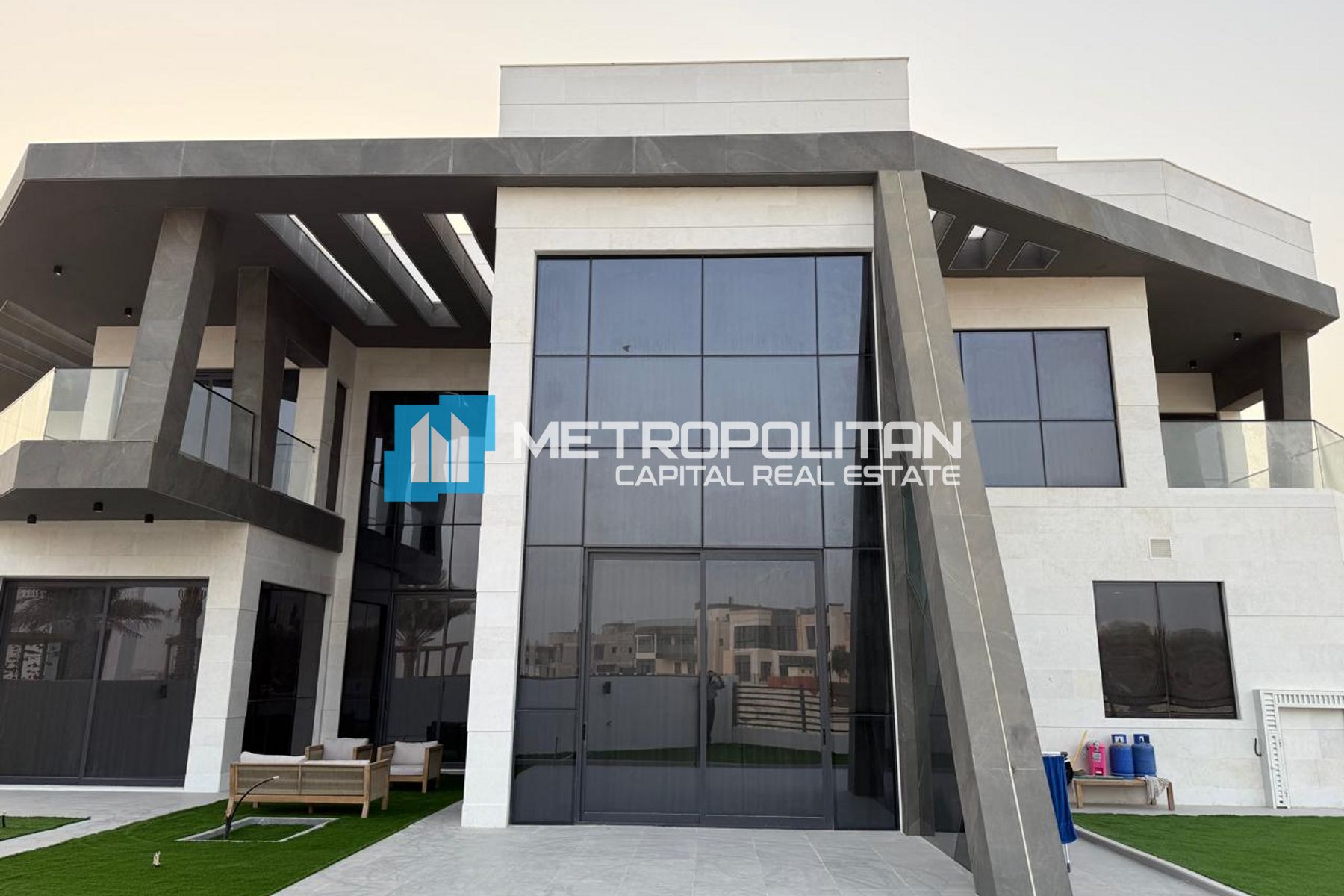 Single Row | Negotiable |2 Majlis |Outside Kitchen