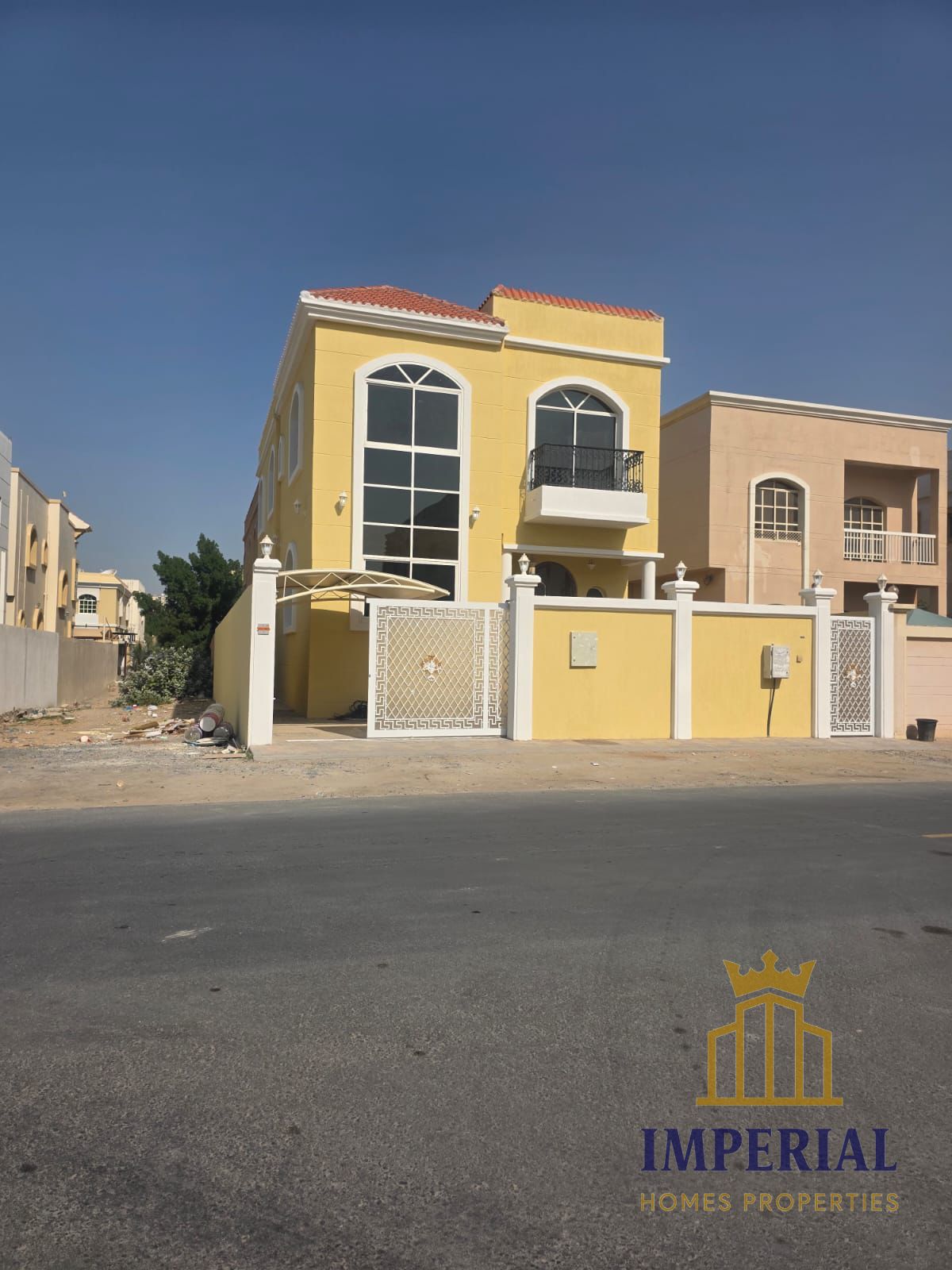 Villa for sale in Ajman, Al Rawda 2 area, located near Sheikh Ammar Street, on a street and alley, ideal for family living in a quiet area