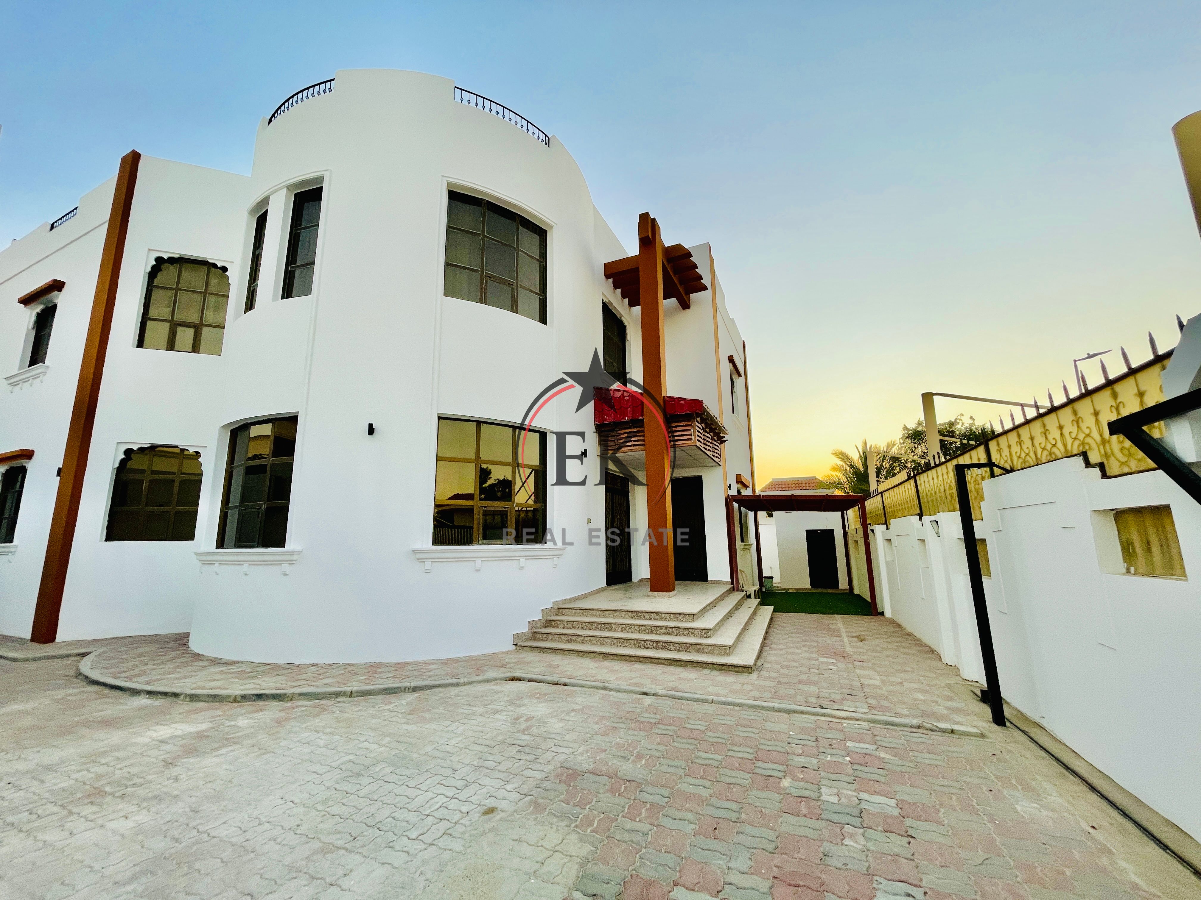 Decorated 5 Master Bedrooms Prime Location