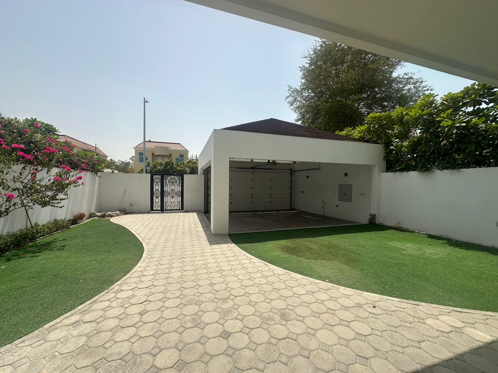 Spacious 5Bed independent villa with private garden