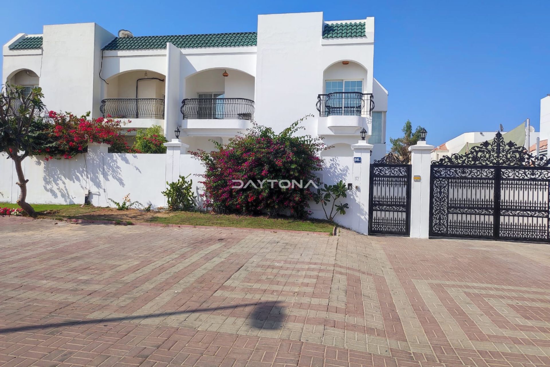 SPACIOUS 5 BR + MAID’S | SEMI-INDEPENDENT VILLA | JUMEIRAH 2