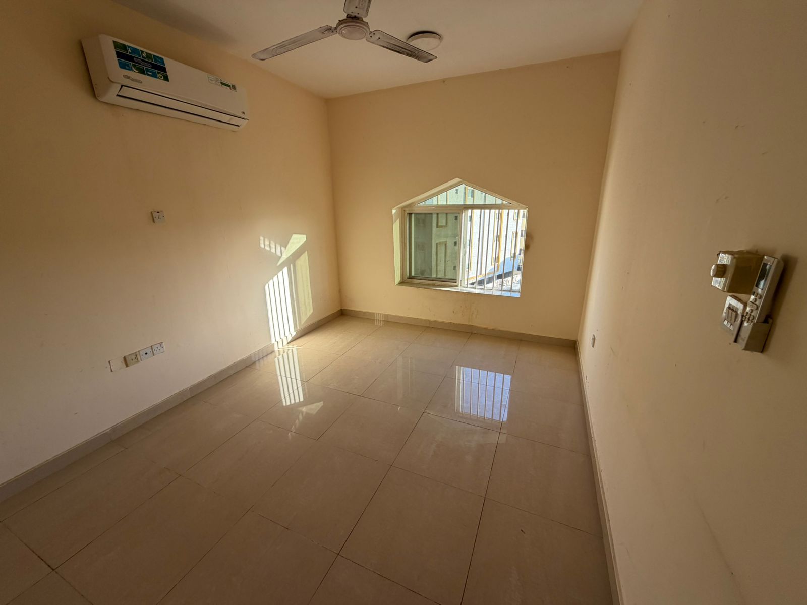 Spacious studio apartment with split air conditioning, suitable for families, with regular maintenance provided by the owner.