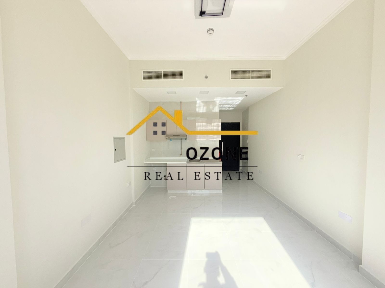 Wow very good price / good location / canteal ac studio/ easy exit to dubai