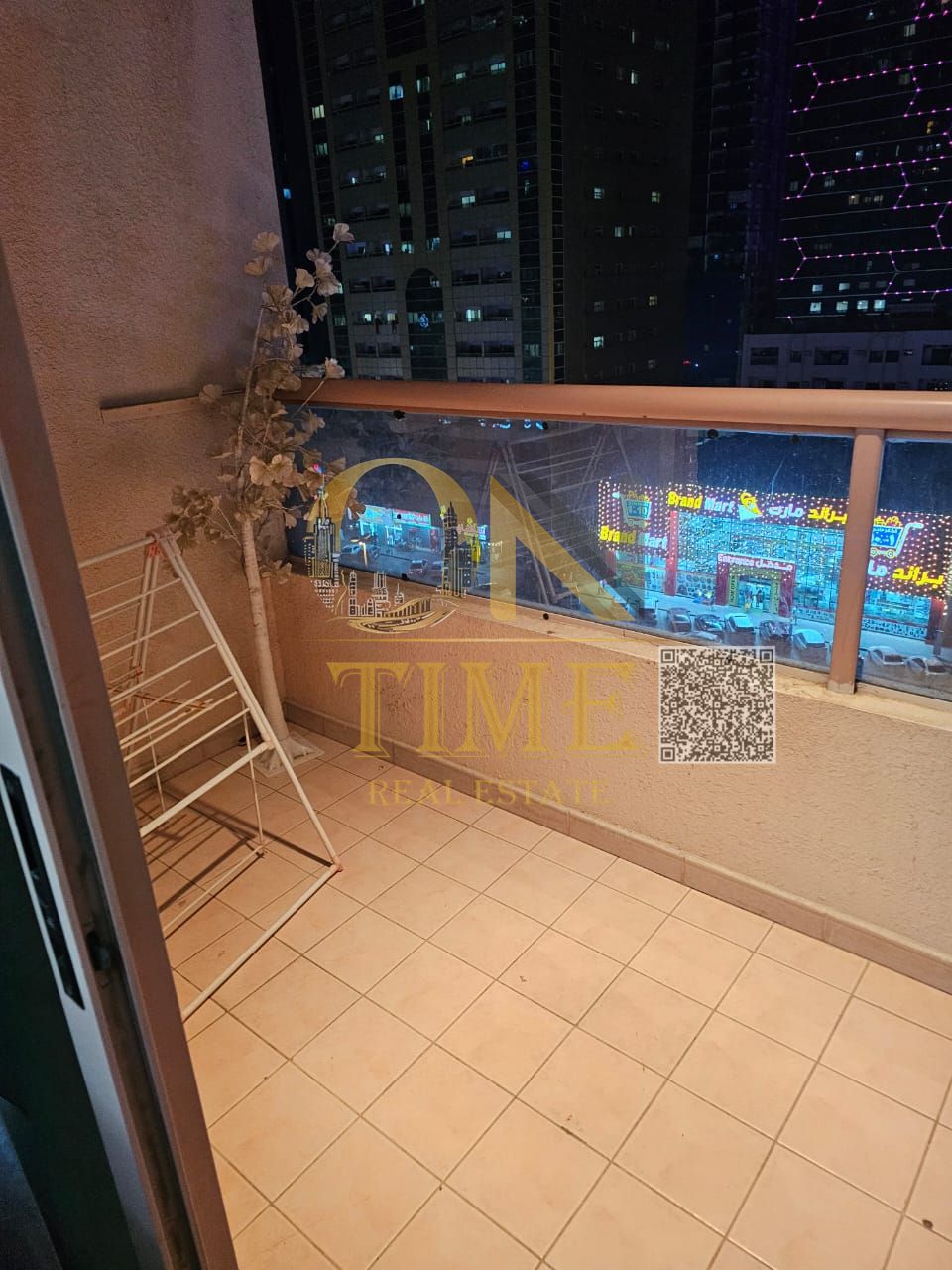 Luxury one-bedroom apartment for monthly rent at a discounted price, including bills, with a great view and prime location.