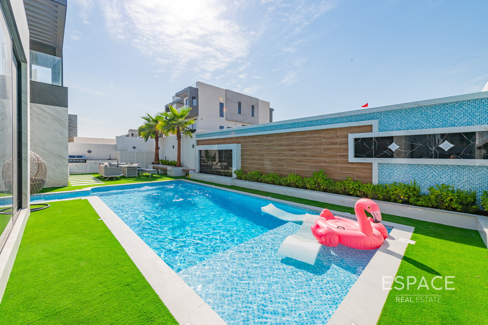 Modern - Private Pool - Spacious - Vacant