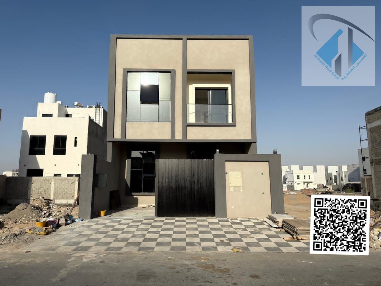 For sale: Freehold townhouse, all finishes included, air conditioning included, no annual fees, excellent location close to all services.