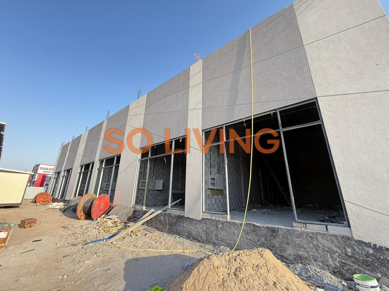 Boost Your Business! High-Ceiling Retail in Busy Complex