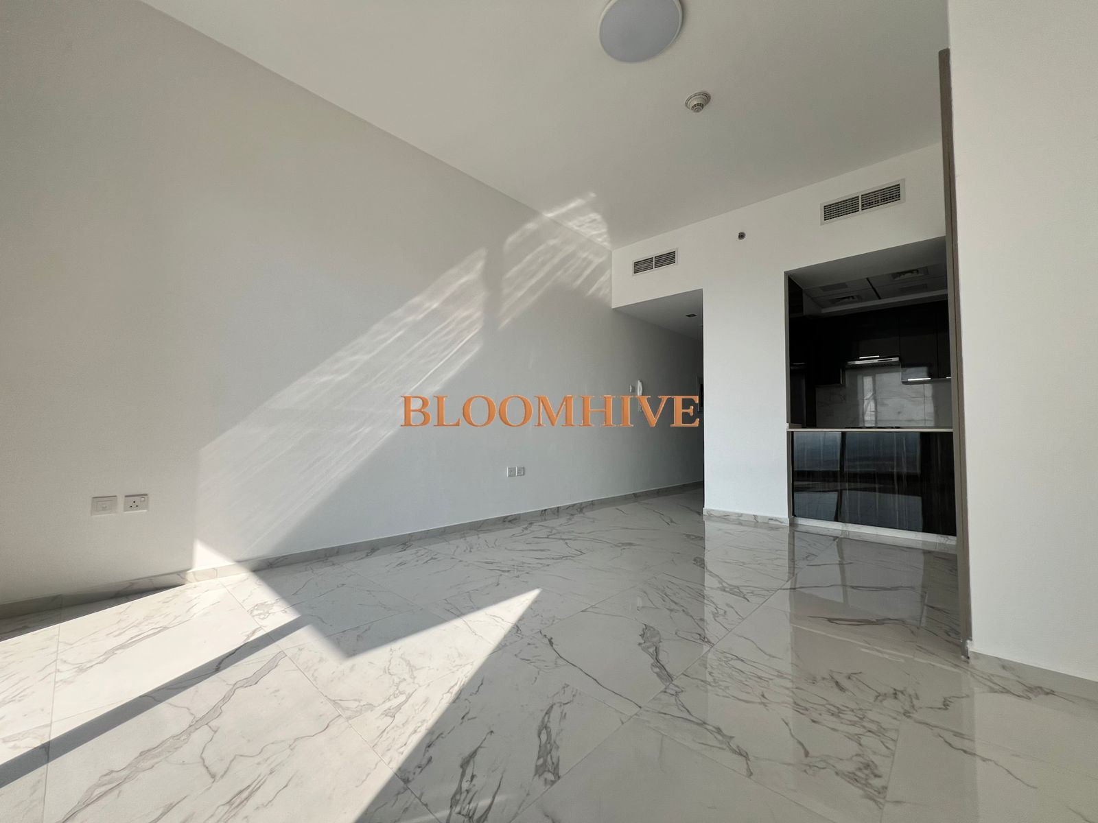 High End Quality Bright Studio Semi Close Kitchen Relaxing view