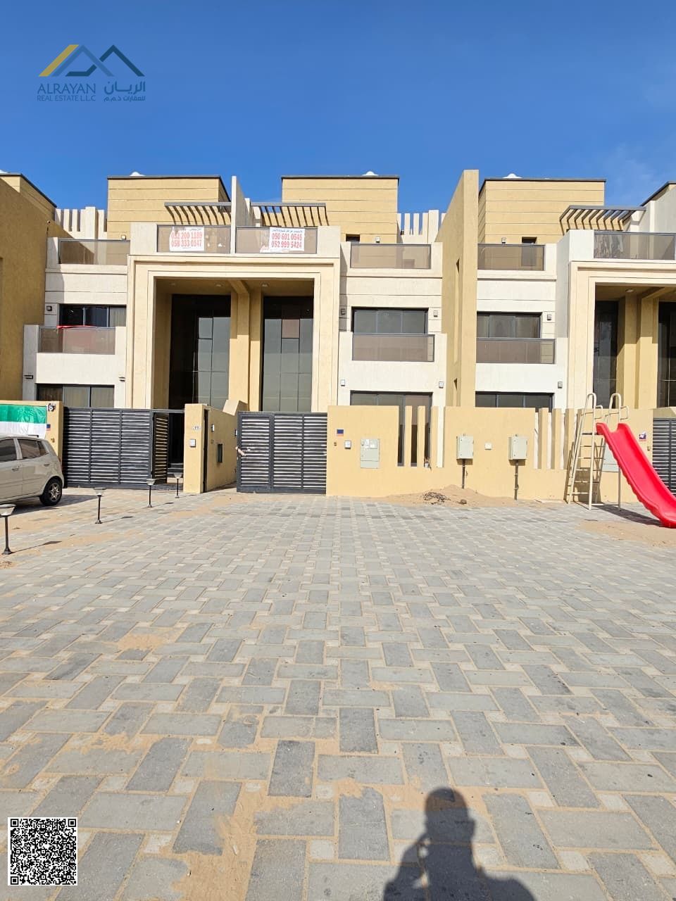 Two-story townhouse with a rooftop terrace for rent. Excellent finishing. First occupancy. Close to all amenities.