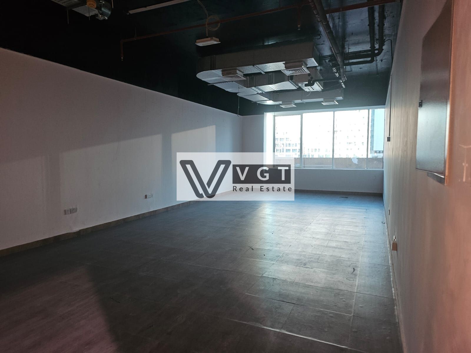 PRIME LOCATION | LOW FLOOR | FITTED