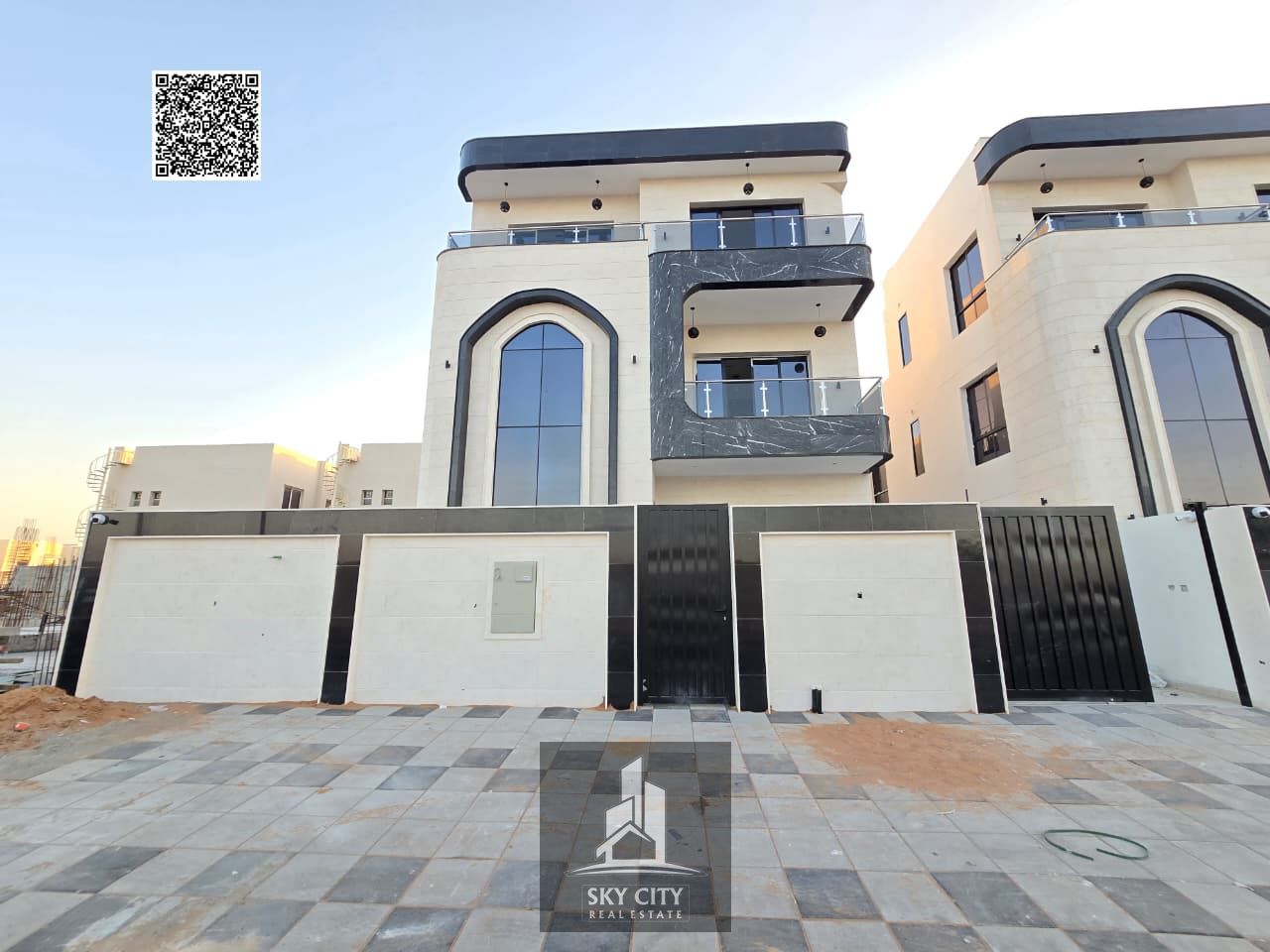 Own a villa on a main street opposite the showrooms and near the Chinese market, including registration fees. Two floors and a roof.