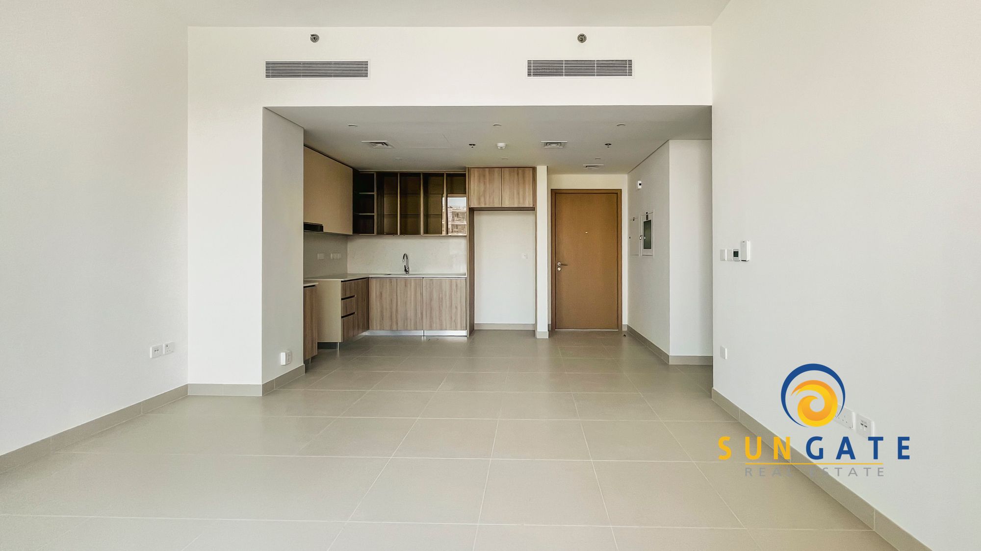 full park view , nearby mall , brand new