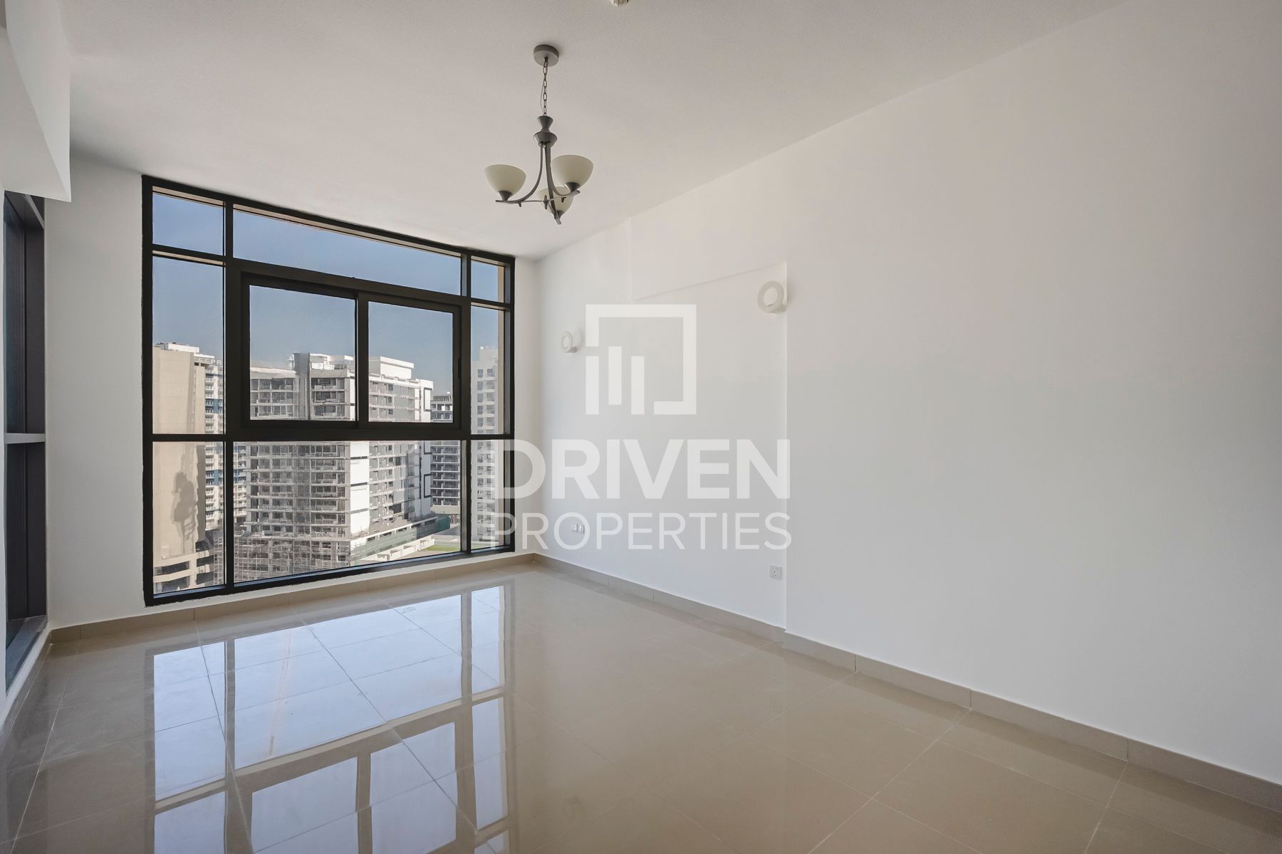 Modern High Floor Apt | Vacant | Dynamic Area